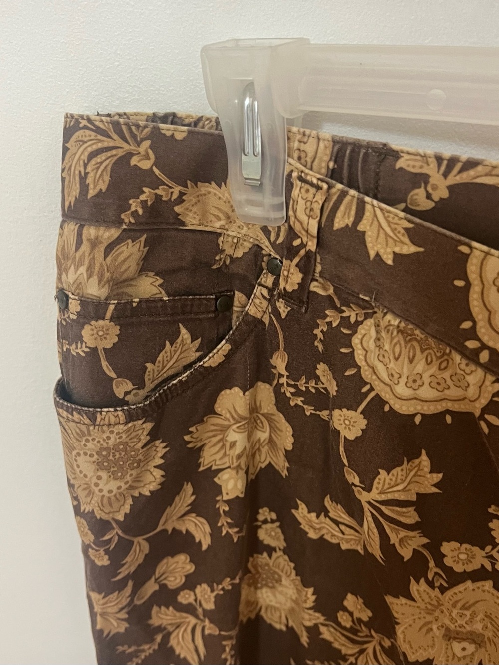 Jones New York Signature Brown Capri Floral Pants - Picture 4 of 5